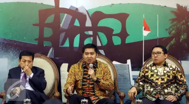 Anggota DPR Fraksi PDIP, Maruarar Sirait (tengah) berbicara saat dialog Dialektika Demokrasi dengan topik 'Makna dari pertemuan Jokowi-Prabowo' di Media Center, Gedung Parlemen Senayan, Jakarta, Selasa (1/11). (Liputan6.com/Johan Tallo)