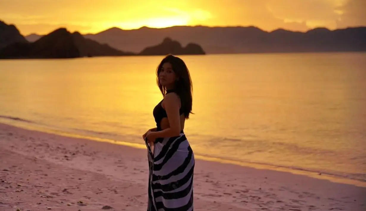 Nay begitu panggilannya, membiarkan rambutnya terurai. Tentu dengan riasan naturalnya. [@naymirdad]