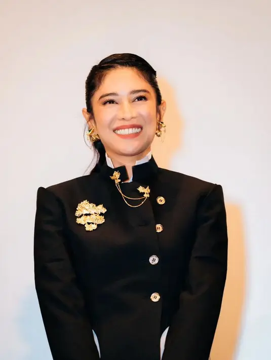 Beskap pun dihiasi aksesori keemasan dari Tulola yang serasi dengan anting-antingnya. Dian pun mengikat rambutnya ke belakang. [@therealdisastr]