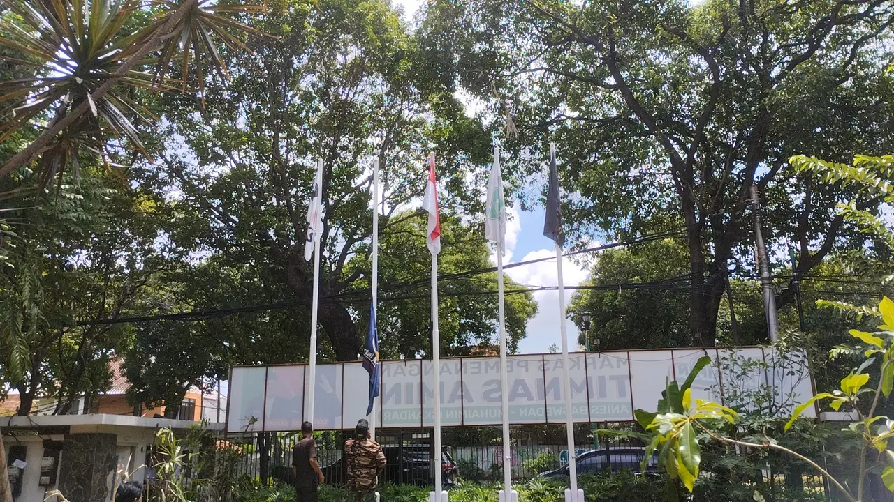 Bendera Partai NasDem di halaman markas pemenangan Anies Baswedan-Muhaimin Iskandar (AMIN) di Jalan Diponegoro 10, Jakarta Pusat diturunkan oleh relawan AMIN.