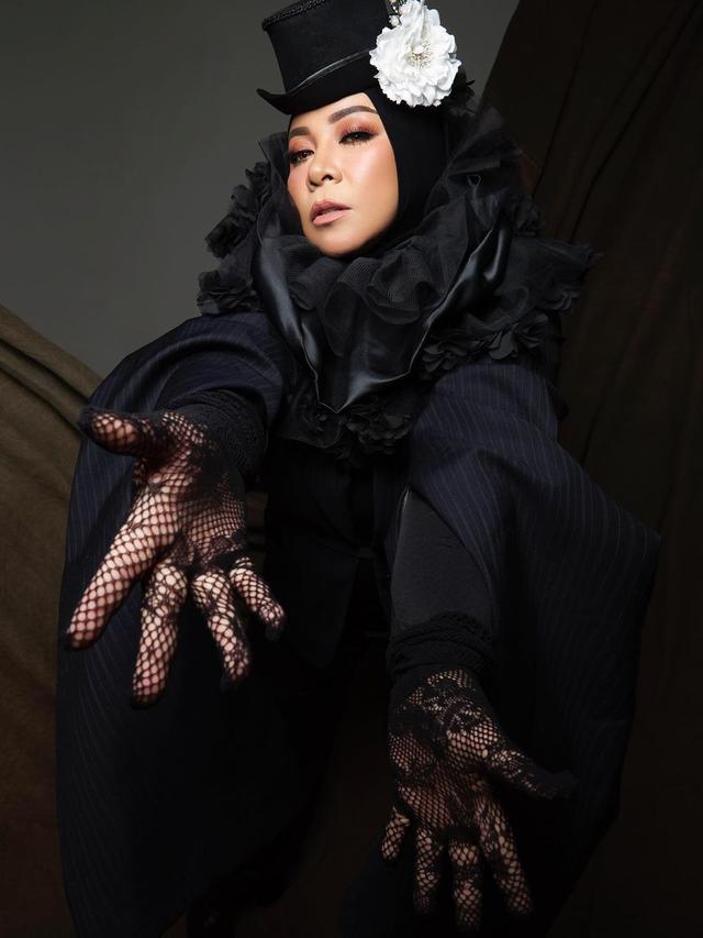 Makin Langsing, Ini 7 POtret Terbaru Melly Goeslaw yang Curi Perhatian