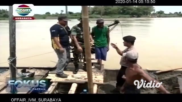 Petugas gabungan di Kabupaten Tuban, Jawa Timur, menertibkan penambang pasir Sungai Bengawan Solo. Pasalnya, penambang pasir ilegal nekat mengambil pasir di sekitar tanggul yang ambles, sehingga dapat membahayakan kondisi tanggul yang kritis.