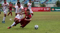 Pemain Timnas Indonesia U-19, Egy Maulana Vikri, terjatuh saat pertandingan melawan Brunei Darussalam pada laga Piala AFF U-18 di Stadion Thuwunna, Rabu (13/9/2017). Indonesia menang 8-0 atas Brunei Darussalam. (Liputan6.com/Yoppy Renato)