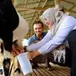 Bupati Ipuk Fiestiandani saat menjajal susu kambing di peternakan milik Jarot Setiawan. (Istimewa)