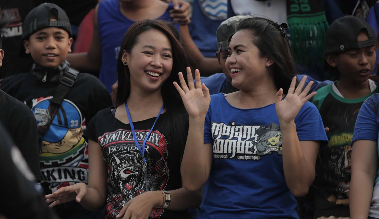 Aksi Supoeter Wanita saat mendukung tim kesayanngya Persib Bandung di Stadion Si Jalak Harupat, Bandung, Sabtu (24/10/2015). (Bola.com / Nicklas Hanoatubun)