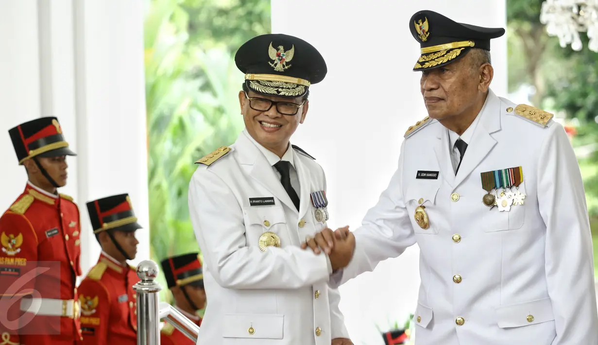 Gubernur Kalimantan Utara, Irianto Lambrie dan wakilnya Udin Hianggio berpose saat acara pelantikan gubernur dan wakil gubernur masa jabatan tahun 2016-2021 di Istana Merdeka, Jakarta, Jumat (12/2 ).(Liputan6.com/Faizal Fanani)