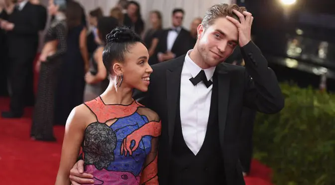 Belum lama dikabarkan makan malam bersama dengan Katy Perry, kini Robert Pattinson kembali dbicarakan soal kisah asmaranya dengan FKA Twigs. Sempat diberitakan akan menikah, namun kini keduanya disebut putus. (AFP/Mike Coppola)