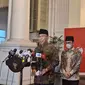 Ketua Umum Pengurus Besar Nahdalatul Ulama (PBNU) Yahya Cholil Staquf atau Gus Yahya menemui Presiden Joko Widodo (Jokowi) di Kompleks Istana Kepresidenan Jakarta, Senin (4/9/2023) malam. (Liputan6.com/Lizsa Egaham)