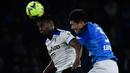 Striker Atalanta, Duvan Zapata (kiri) berduel udara dengan bek Napoli, Kim Min-jae pada laga pekan ke-26 Liga Italia 2022/2023 di Diego Armando Maradona Stadium, Naples, Minggu (12/3/2023) dini hari WIB. (AFP/Filippo Monteforte)