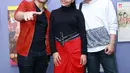 Judika, Tantri, dan Danang tetap semangat, meski latihan kali ini tak diiringi Erwin Gutawa. (Wimbarsana Kewas/Bintang.com)  