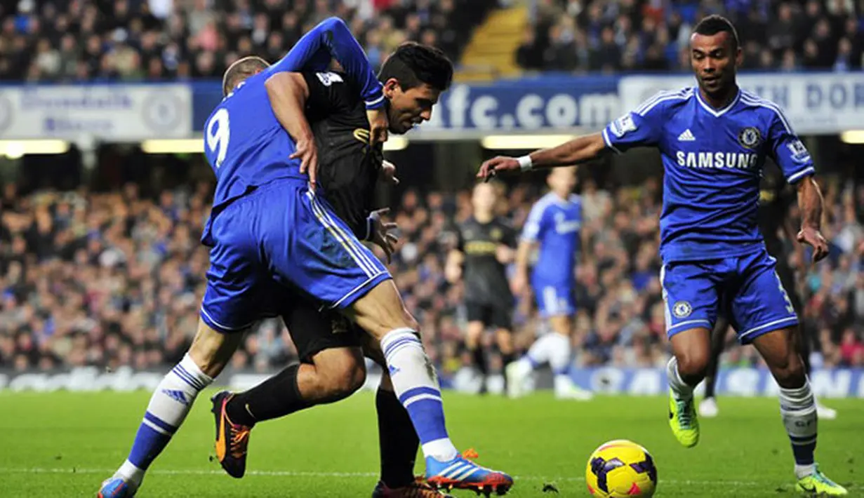 Duel perebutan bola dua penyerang antara Fernando Torres dengan Sergio Aguero (AFP/Ben Stansall)