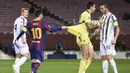 Striker Barcelona, Lionel Messi, menarik baju kiper Juventus, Gianluigi Buffon, pada laga Liga Champions di Stadion Camp Nou, Rabu (9/12/2020). Aksi La Pulga tersebut karena merasa frusatsi gagal membobol gawang Buffon. (AFP/Josep Lago)