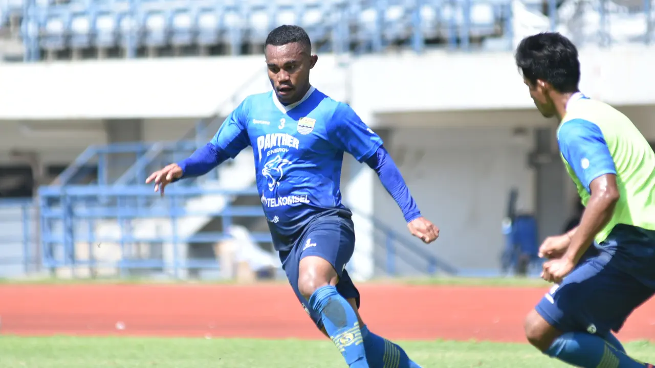 Bek sayap Persib Bandung, Ardi Idrus.