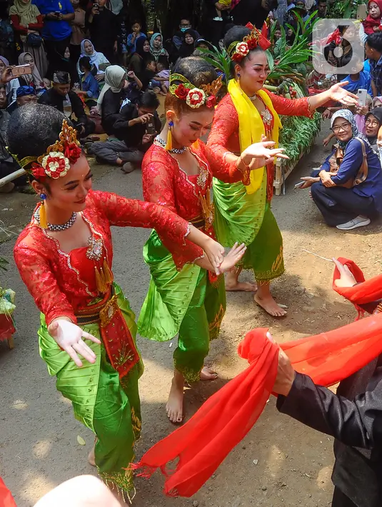 Sejumlah wanita menampilkan tarian tradisional saat acara budaya sedekah bumi di Lembur Sawah, Mulyaharja, Bogor, Jawa Barat, Minggu (23/7/2023). (merdeka.com/Arie Basuki)