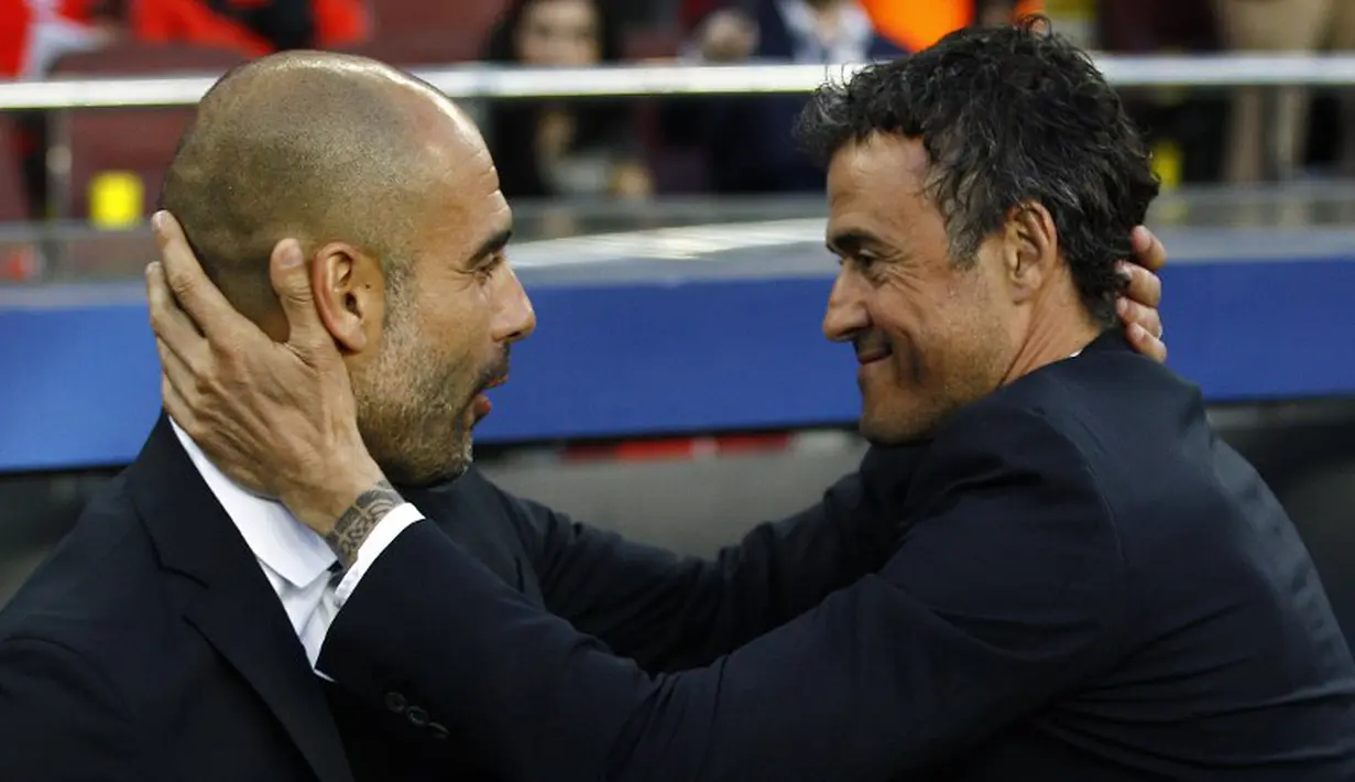 Mantan pelatih Barcelona yang saat ini menukangi Bayern Muenchen, Pep Guardiola (kiri)), berpelukan dengan pelatih Barcelona saat ini, Luis Enrique. (AFP PHOTO/QUIQUE GARCIA)