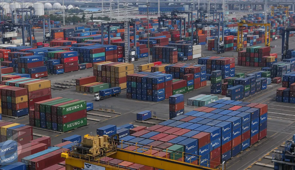 Ratusan peti kemas di area JICT Tanjung Priok, Jakarta, Selasa (18/10). Secara kumulatif, Badan Pusat Statistik (BPS) mencatat Januari-September 2016, nilai ekspor sebesar US$ 104,36 miliar, turun 9,41% (yoy). (Liputan6.com/Angga Yuniar)