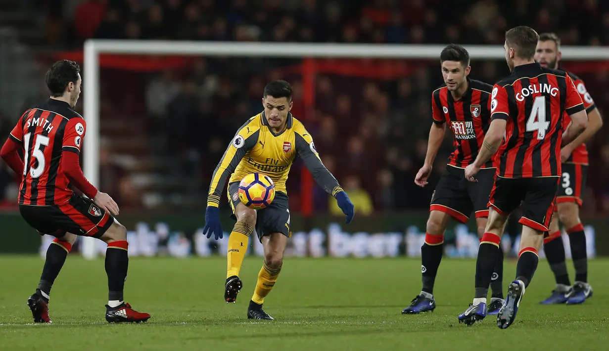 Penyerang Arsenal, Alexis Sanchez, berusaha melewati hadangan pemain Bournemouth. Arsenal akhirnya bisa mencetak gol memperkecil ketertinggalan pada menit ke-70 melalui Sanchez. (Reuters/Matthew Childs)