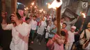 Anak-anak mengikuti pawai obor menyambut Tahun Baru Islam 1 Muharam 1439 Hijriah kawasan Cikini, Jakarta, Rabu (20/9). Mereka berkeliling sambil bersalawat dengan membawa obor dan alat musik. (Liputan6.com/Faizal Fanani)