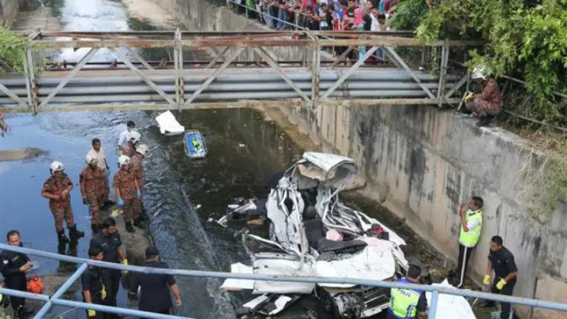 Polisi dan petugas pemadam kebakaran berada di lokasi kecelakaan 