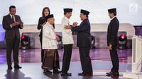 Capres dan cawapres nomor urut 01 Joko Widodo atau Jokowi-Ma'ruf Amin bersalaman dengan capres dan cawapres nomor urut 02 Prabowo Subianto-Sandiaga Uno usai debat perdana Pilpres 2019 di Hotel Bidakara, Jakarta, Kamis (17/1). (Liputan6.com/Faizal Fanani)