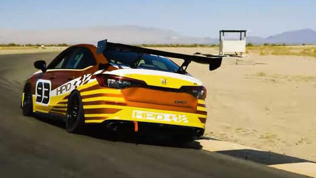 Tampilan luarnya sudah dimodifikasi layaknya sebuah mobil balap