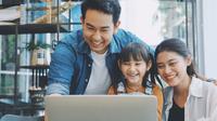 Ilustrasi keluarga sedang menggunakan internet/Shutterstock.