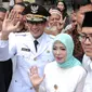 Wakil Gubernur DKI terpilih, Sandiaga Uni ditemani istrinya, Nur Asia tiba di Masjid Sunda Kelapa, Jakarta, Senin (16/10). Sebelum menuju Istana Negara untuk dilantik, Anies Baswedan dan Sandiaga singgah ke masjid tersebut. (Liputan6.com/Faizal Fanani)