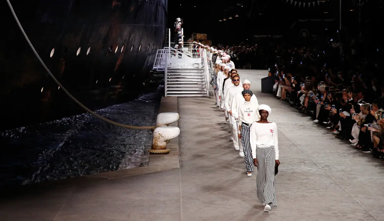 Lenggak-lenggok para model saat memperagakan busana koleksi Chanel Cruise 2018/2019 di Paris, Prancis, Kamis (3/5). Chanel menghadirkan replika kapal pesiar 200 kaki dalam pameran tersebut. (AP Photo/Christophe Ena)