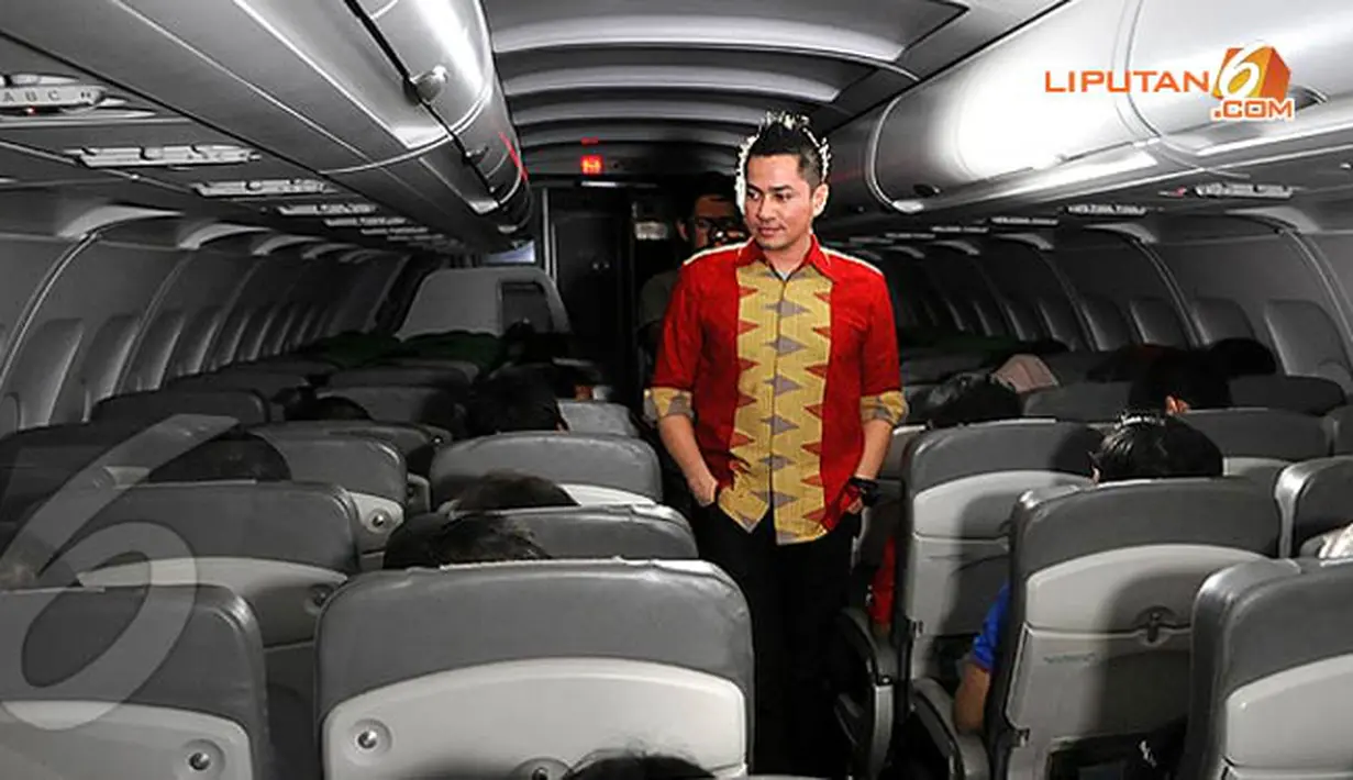 Tak cuma untuk wanita, butik Mahija juga menampilkan model untuk kaum pria, sebab kain nusantara memang tak hanya identik dengan kaum hawa. (Liputan6.com/Danu Baharuddin)