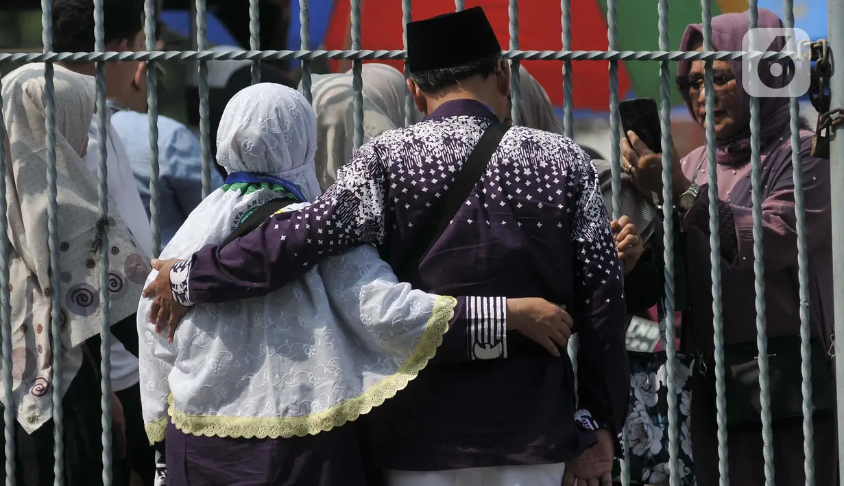 Keluarga dan kerabat mengambil gambar jamaah haji kloter pertama embarkasi Jakarta usai tiba di asrama haji Pondok Gede, Jakarta, Sabtu (11/5/2024). (merdeka.com/Imam Buhori)