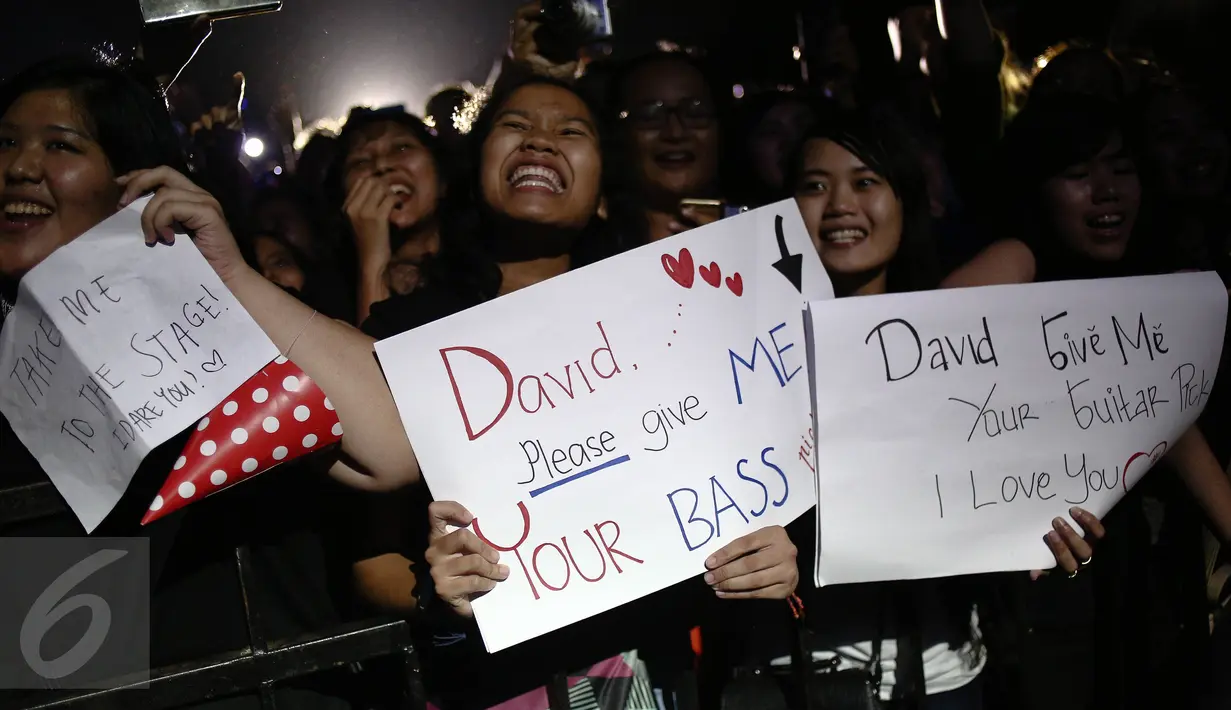 Antusias penonton menyaksikan konser band asal Kanada, Simple Plan, di Ecovention Eco Park, Ancol, Jakarta, Minggu (4/9). Simple Plan menyanyikan sedikitnya 15 lagu dalam konser bertajuk Taking One for The Team Tour tersebut. (Liputan6.com/Faizal Fanani)