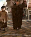 Aurel Hermansyah sekitar dua bulan lagi melahirkan anak keduanya. Belum lama ini, Atta dan Aurel menggelar acara mitoni. Salah satu yang mencuri perhatian adalah anak pertama, baby Ameena. [Youtube/AH]