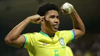 Selebrasi pemain Timnas Brasil U-20, Andrey Santos setelah menjebol gawang Timnas Venezuela U-20 pada laga Piala Amerika Selatan U-20 di Metropolitano de Techo Stadium, Bogota, Kolombia (3/2/2023). Gelandang tengah berusia 18 tahun yang sejak Januari 2023 menjadi milik Chelsea ini memiliki nilai pasar 12 juta euro atau setara hampir Rp198 miliar. Bersama Timnas Brasil U-20 ia telah mengoleksi 11 caps dengan torehan 6 gol dan 2 assist sejak debut pada 11 Juni 2022. (AFP/Juan Pablo Pino)