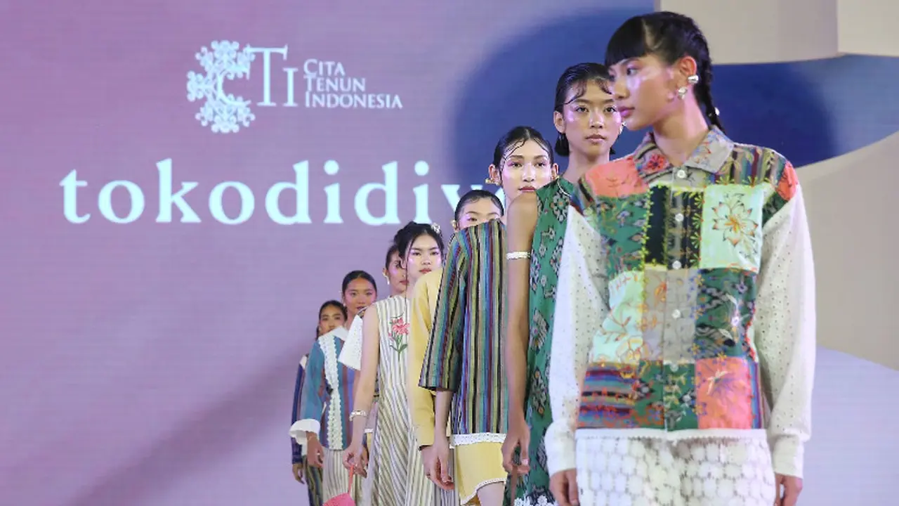 kolaborasi dengan Cita Tenun Indonesia bersama tiga brand lokal