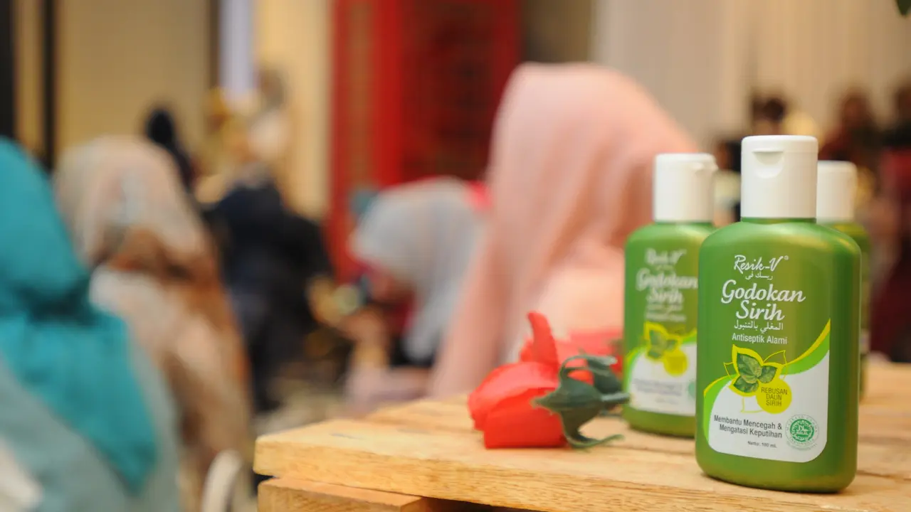 Gunakan Resik V Godokan Daun Sirih untuk menjaga kebersihan vaginamu. (Daniel Kampua/Bintang.com)