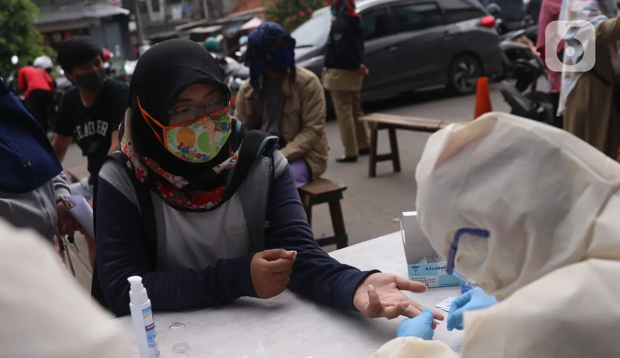 Warga mengikuti Rapid Test Covid-19 yang dilakukan oleh Dinkes Provinsi Banten di Tangerang, Selasa (21/4/2020). Rapid Test Covid-19 tersebut merupakan scrining Covid-19 di wilayah Banten agar masyarakat dapat mengetahui apakah positif atau negatif Covid-19. (Liputan6.com/Angga Yuniar)