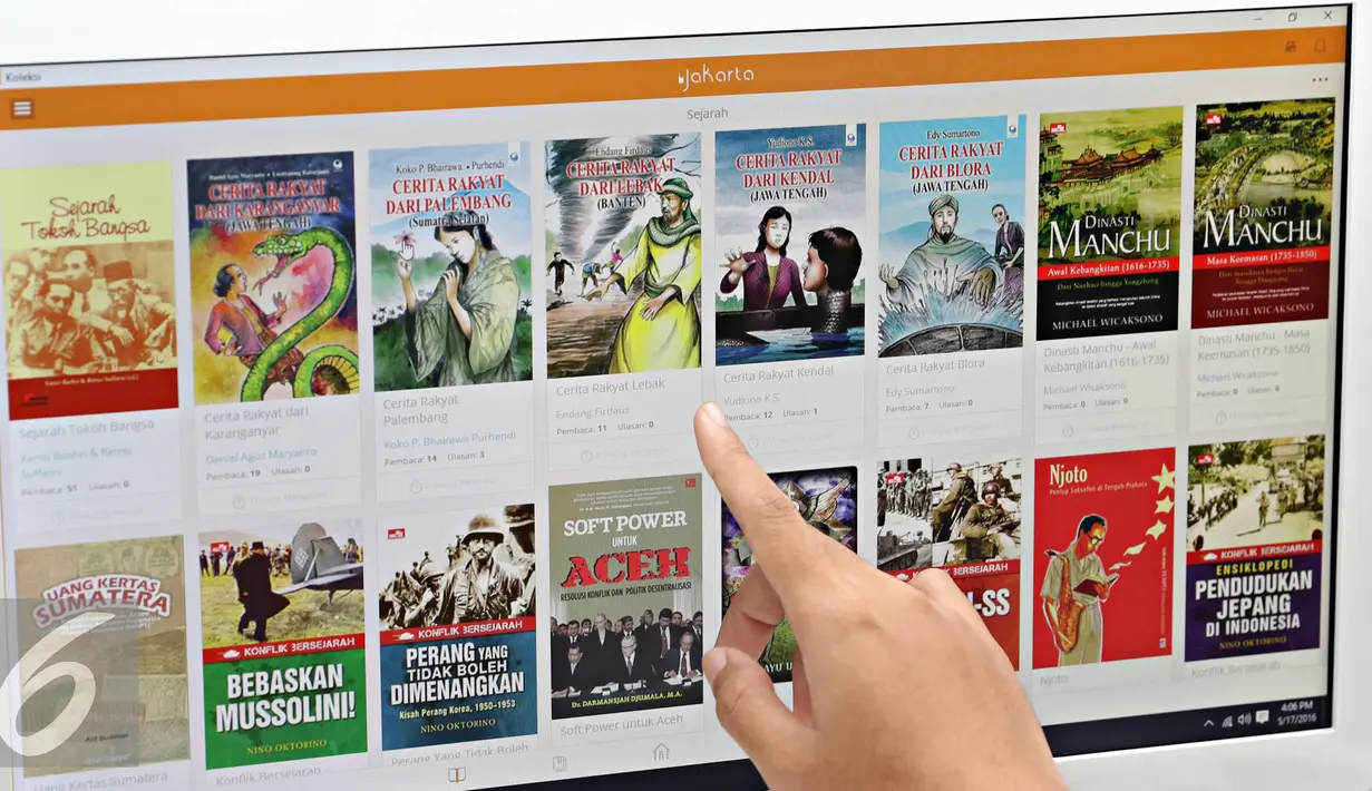 Tampilan Aplikasi Perpustakaan Digital di Balai Kota, Jakarta, Selasa (17/5). Gerakan Baca Buku Bareng dirancang untuk mengajak warga berperan aktif meningkatkan minat baca. (Liputan6.com/Immanuel Antonius) 