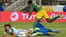 Pemain Uruguay, Edinson Cavani, terjatuh di kotak penalti Jamaika dalam laga Grup C Copa America Centenario 2016 di Stadion Levis, California, AS, Selasa (14/6/2016) WIB. (AFP/Mark Ralston)