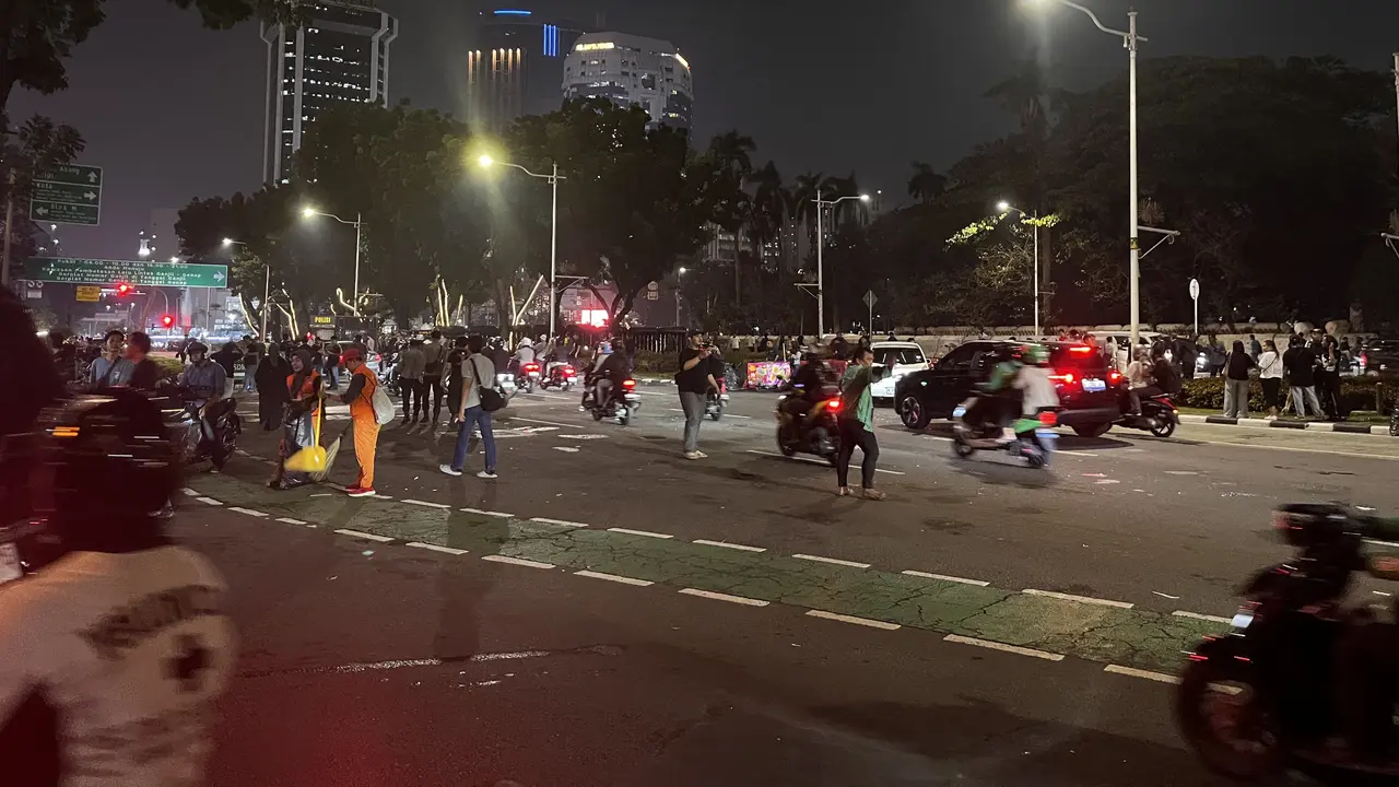 Lalu lintas di kedua sisi Jalan Medan Merdeka Selatan, Jakarta Pusat telah kembali normal setelah massa mahasiswa Universitas Trisakti membubarkan dirii.