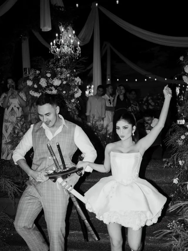 7 Momen Debi Sagita dan Marco Ivanos Cover Dance Lagu One Piece di Pesta Pernikahannya