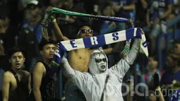 Bobotoh Persib memakai pakaian unik saat mendukung Persib Bandung. Para bobotoh selalu setia mendukung langsung Persib Bandung kala bermain di kandang maupun diluar kandang. (Bola.com/M Iqbal Ichsan)