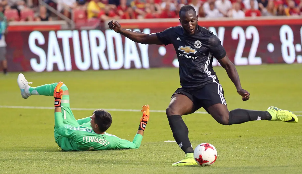 Penyerang Manchester United, Romelu Lukaku berusaha menendang bola usai melewati kiper Real Salt Lake, Lalo Fernandez pada pertandingan persahabatan di Sandy, Utah (18/7). MU menang 2-1 atas Real Salt Lake. (AP Photo / Rick Bowmer)