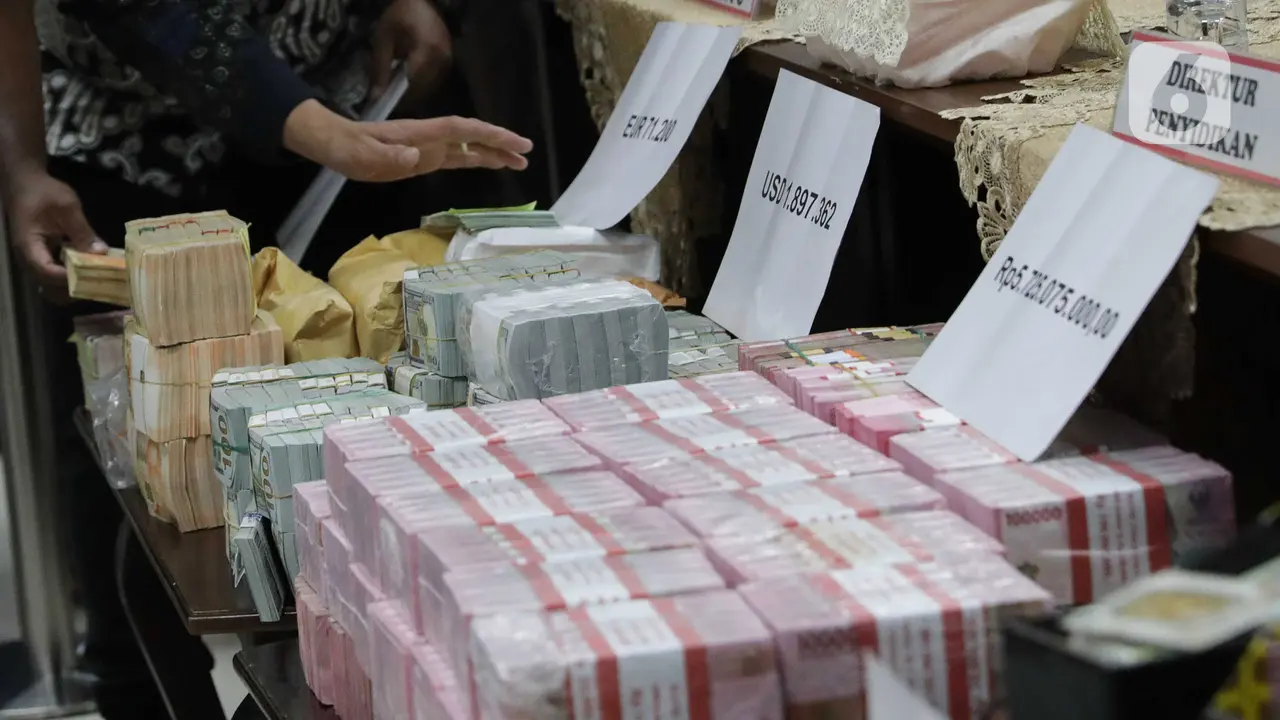 Tumpukan Uang Dolar Barang Bukti Penangkapan Mantan Pejabat Mahkamah Agung
