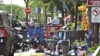 Kursi terbengkalai di lokasi penembakan massal pada parade Hari Kemerdekaan AS di Central Avenue di Highland Park, Illinois, pada Senin, 4 Juli 2022. (John Starks/Daily Herald via AP)