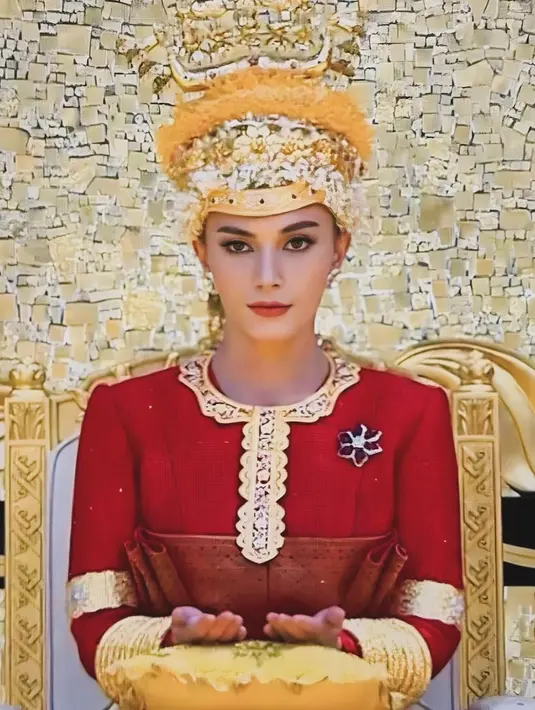 Penampilan Anisha Rosnah yang flawless kembali berhasil tak tampak berlebihan. Ia memadukan penampilannya dengan pulasan lipstik merah yang serasi dengan baju adat pengantin yang dikenakannya. [Foto: Instagram/d.anisharosnah]