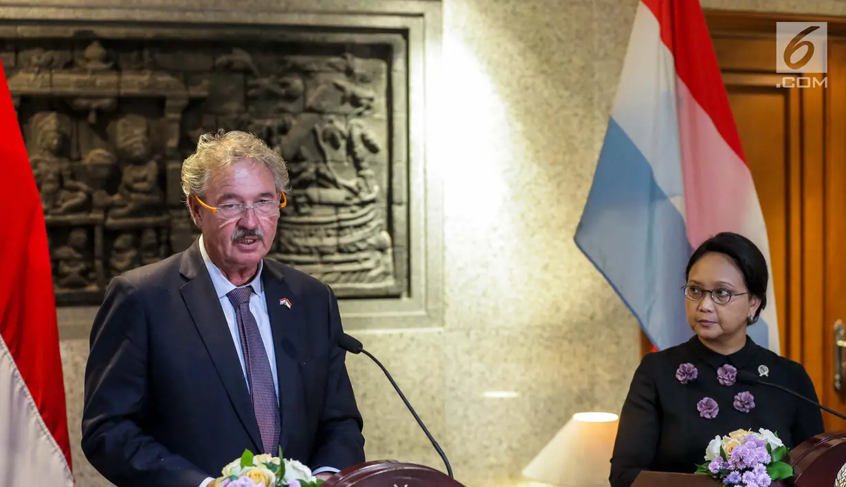 Menlu Luxemburg Jean Asselborn didampingi Menlu RI Retno Marsudi menggelar konferensi pers usai pertemuan tertutup di Jakarta, Selasa (30/5). Pertemuan terkait peningkatan kerja sama bidang perbankan dan investasi di Indonesia (Liputan6.com/Faizal Fanani)