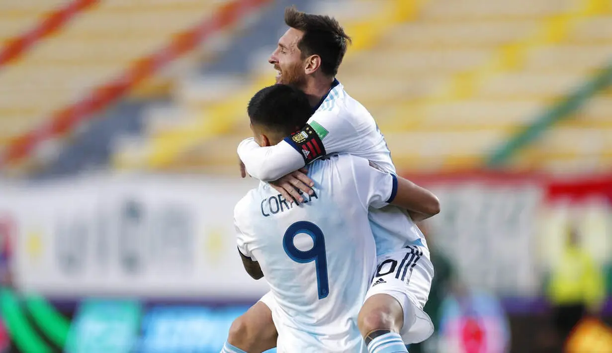 Penyerang Argentina, Joaquin Correa, melakukan selebrasi bersama Lionel Messi usai mencetak gol kegawang Bolivia pada laga kualifikasi Piala Dunia 2022 di Estadio Hernando Siles, Rabu (14/10/2020). Argentina menang dengan skor 2-1. (AP/Juan Karita)
