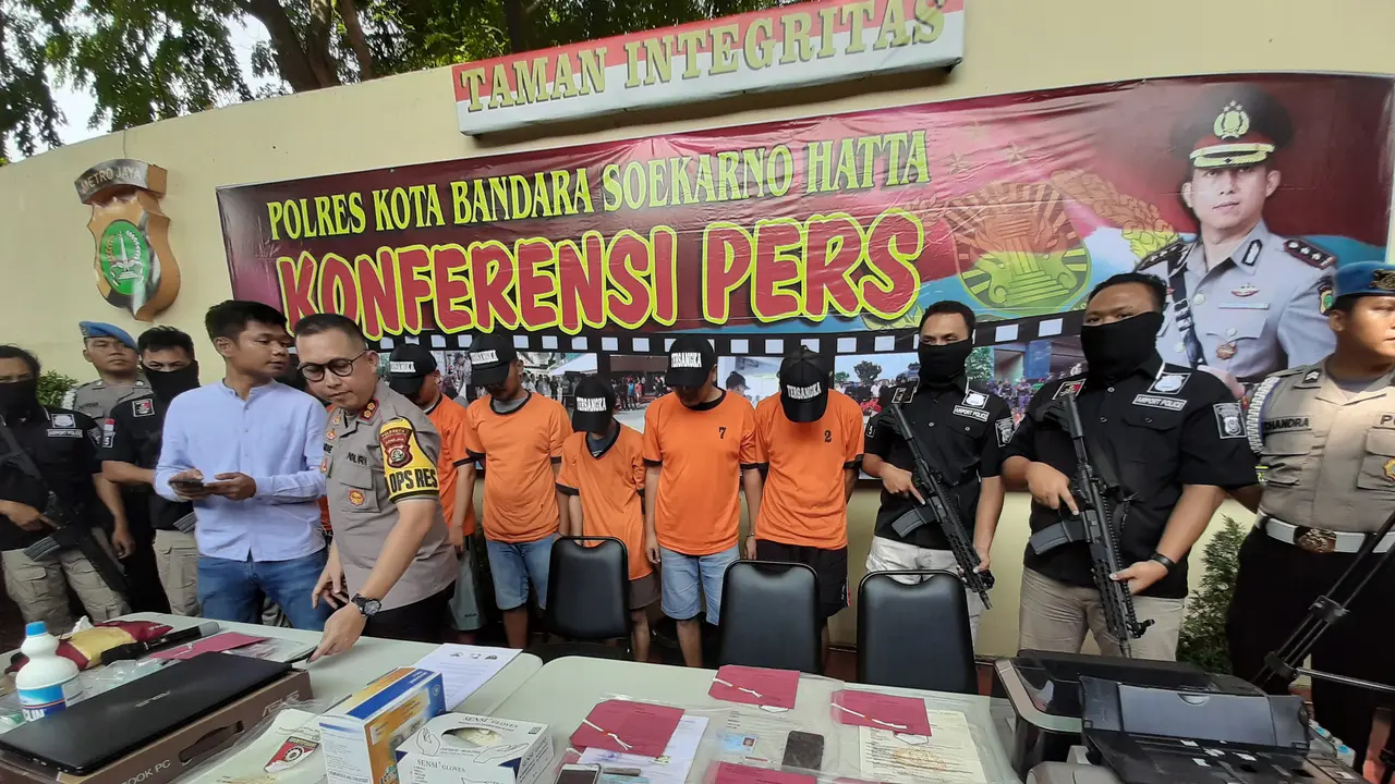 Polres Bandara Soetta mengungkap praktik pembuatan dokumen palsu.