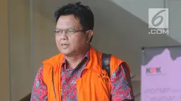 Hakim Pengadilan Negeri Semarang, Lasito dengan rompi tahanan meninggalkan gedung KPK, Jakarta, Selasa (26/3). Lasito ditahan oleh KPK setelah menjalani pemeriksaan sebagai tersangka kasus suap terkait putusan atas praperadilan kasus korupsi yang ditangani PN Semarang. (merdeka.com/Dwi Narwoko)
