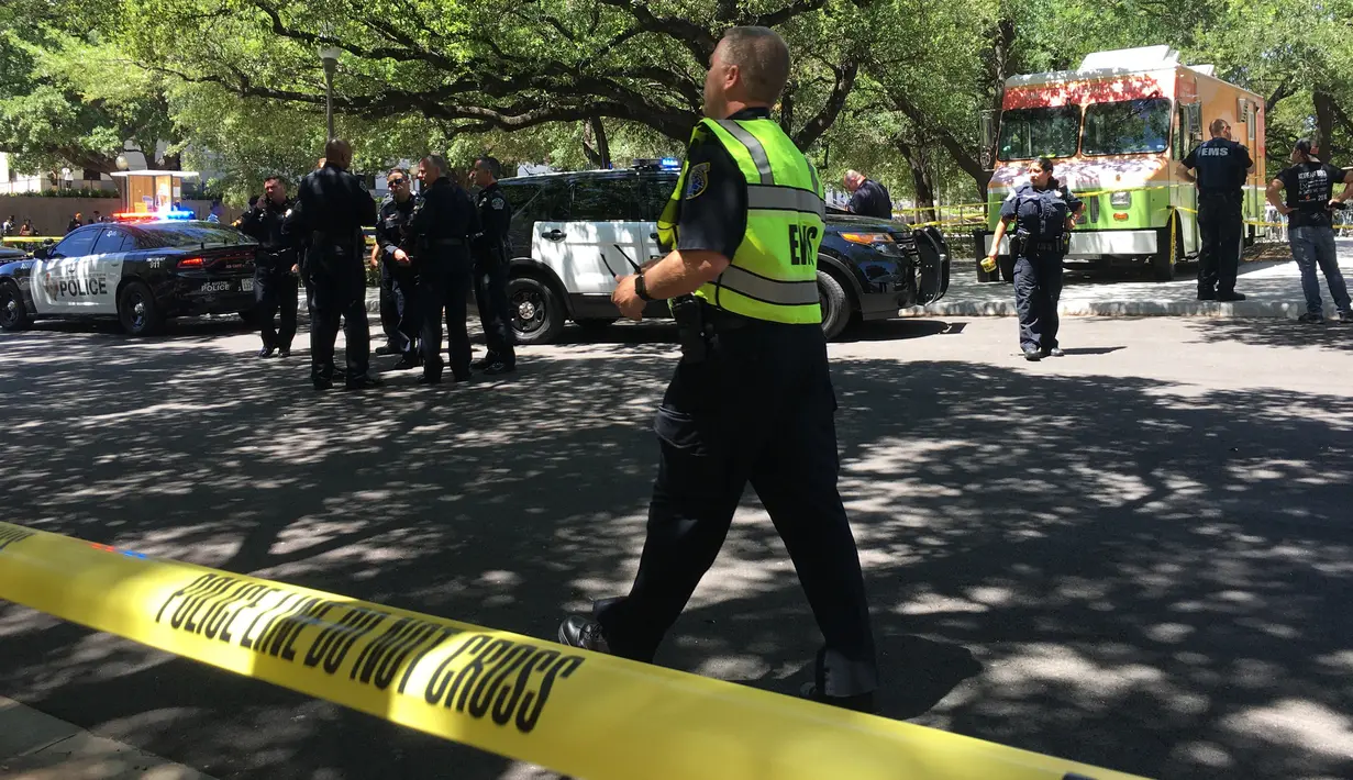 Petugas layanan darurat berada di lokasi penusukan massal di University of Texas, Austin, AS, Senin (1/5). Satu orang tewas dan tiga lainnya mengalami luka serius dalam insiden penusukan tersebut. (Tamir Kalifa/Austin American-Statesman via AP)